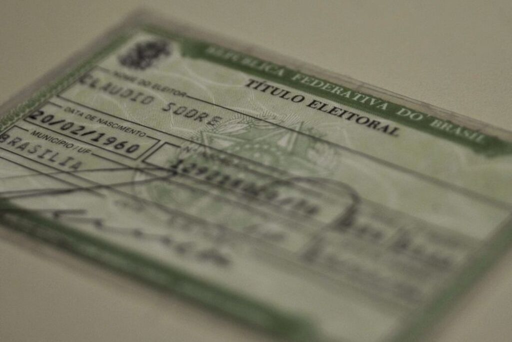 Transexuais e travestis podem incluir nome social no título de eleitor, diz TSE