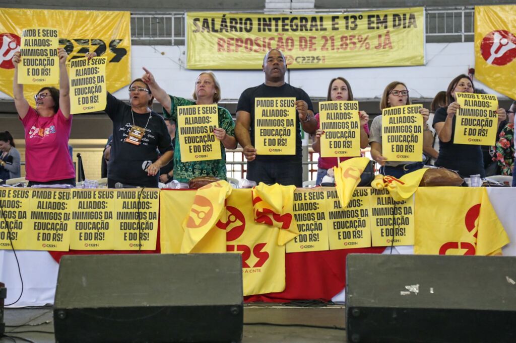 ers fará ato para cobrar salários atrasados do governo