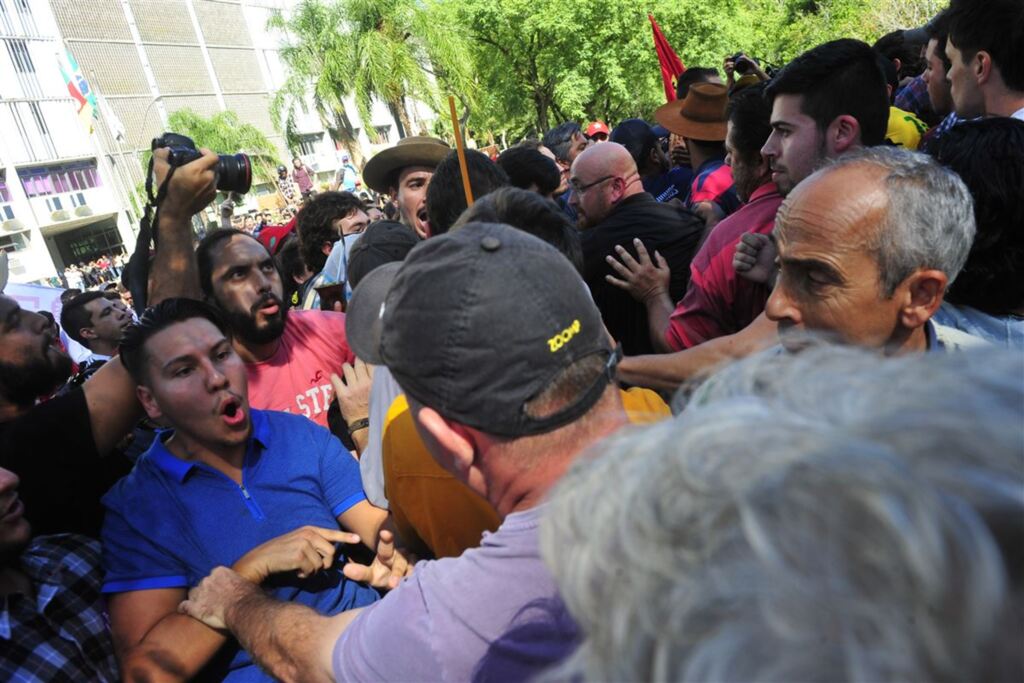 A democracia é barulhenta, mas jamais truculenta