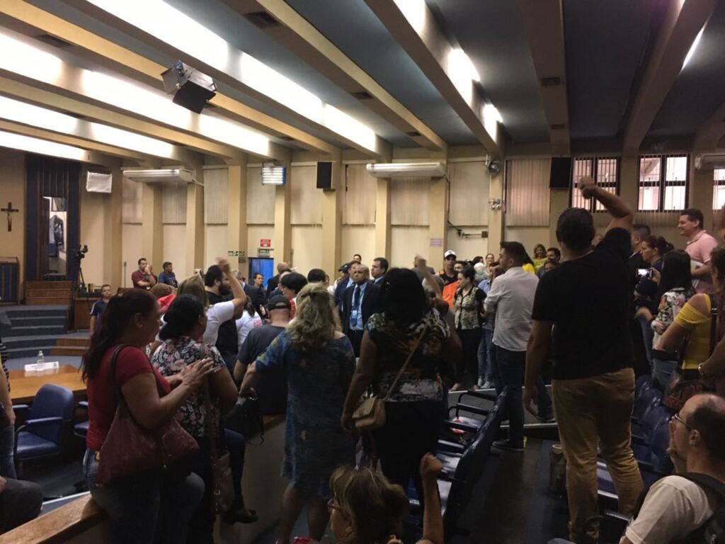 título imagem Só com senha para acompanhar votação de repúdio a Lula