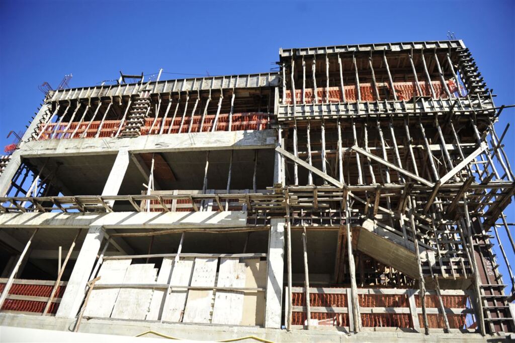 Empresa que iniciou obra da nova sede da Câmara diz não tem culpa na paralisação