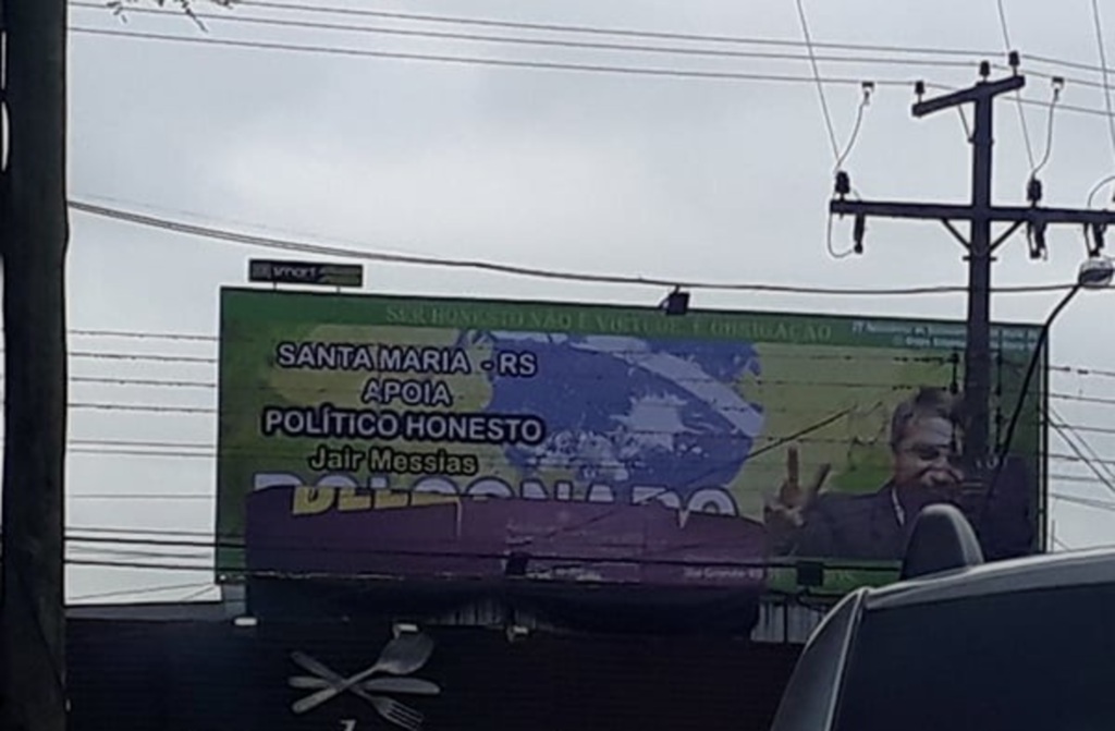 Depois de depredação de outdoor, apoiadores de Bolsonaro preparam surpresa