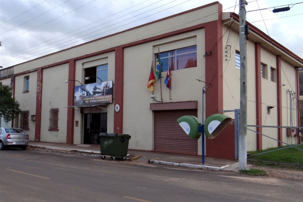 Moradores de Cacequi recolhem s para reduzir salários de políticos do município