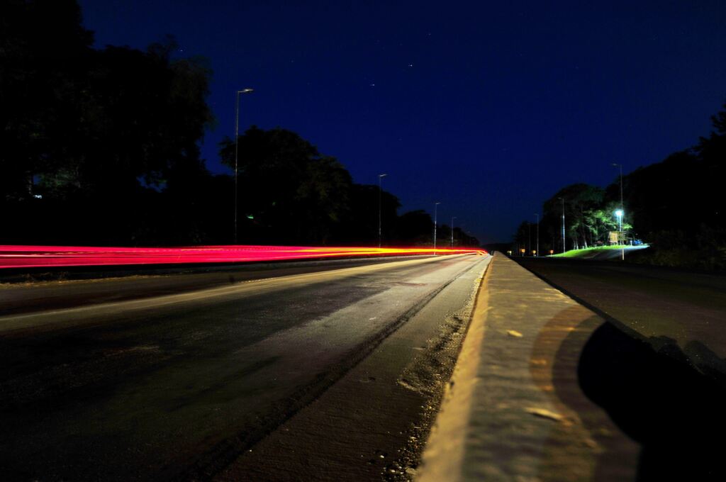 Charles Guerra (Diário de Santa Maria) - Os postes de iluminação, que poderiam amenizar a escuridão, foram instalados há mais de um ano, mas ainda não foram ligados