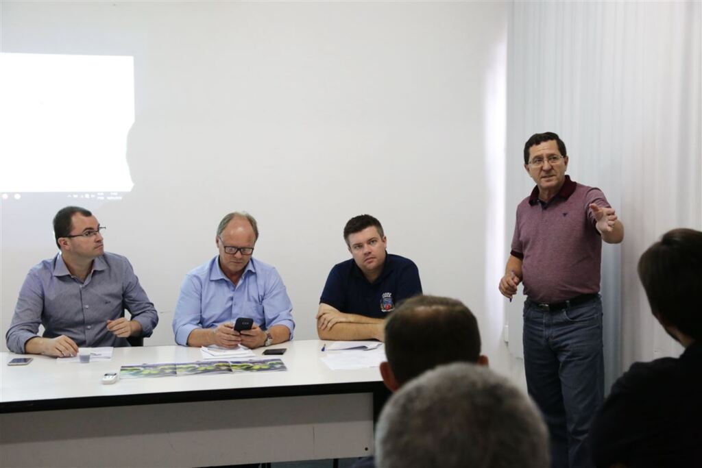 Lucas Amorelli (Diário de Santa Maria) - Durante a posse da AM Centro, prefeitos discutiram sobre um problema comum dos municípios, que é a dificuldade para a contratação de médicos