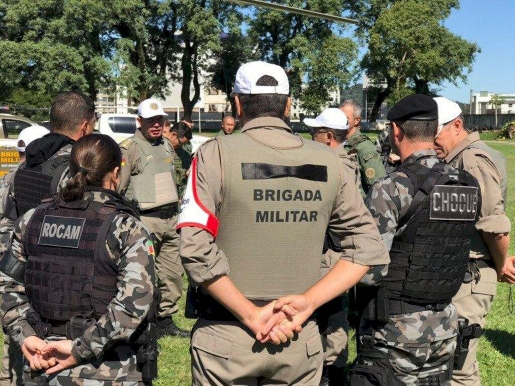 Foto: Divulgação (Brigada Militar) - Comandante do 1º RPMon, tenente-coronel Paulo Antônio Flores de Oliveira, reou orientação aos policiais antes do início das ações nas ruas