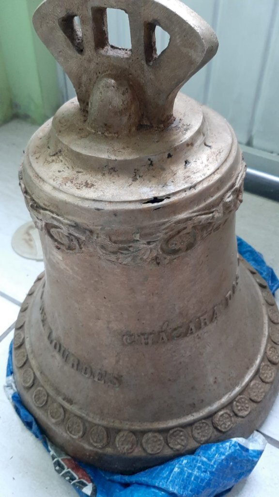 Sino furtado da Capela Nossa Senhora de Lourdes aparece no pátio da igreja