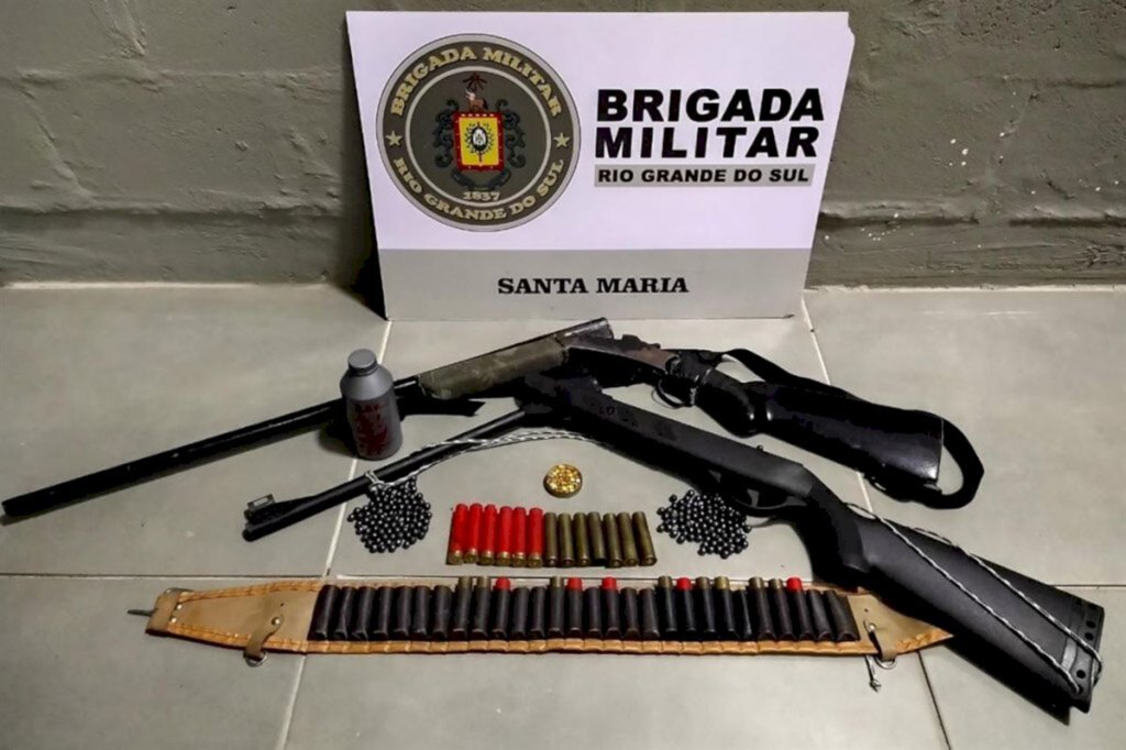 título imagem Após atirar na companheira, homem tenta se esconder atrás de moita