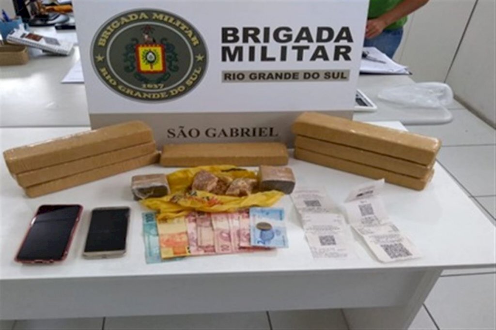 Dupla é presa com quase cinco quilos de maconha em São Gabriel