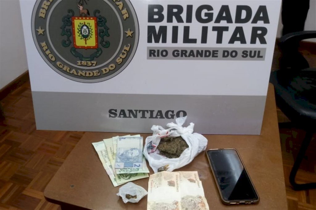 Adolescente é apreendido com maconha e 60 pesos uruguaios