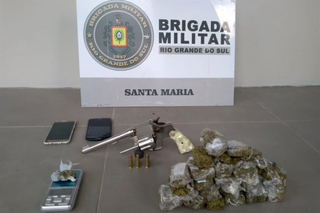 Dois adolescentes são apreendidos com revólver e drogas em Santa Maria