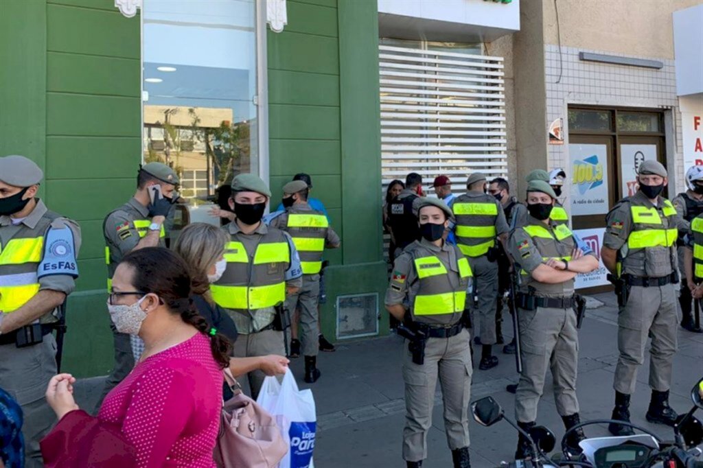 Jovem é esfaqueado pela namorada no centro de Santa Maria