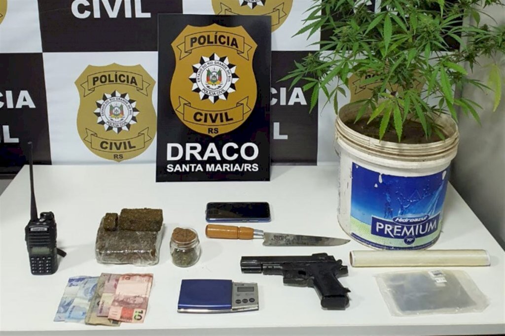 Arma falsa e pé de maconha são apreendidos na região norte de Santa Maria