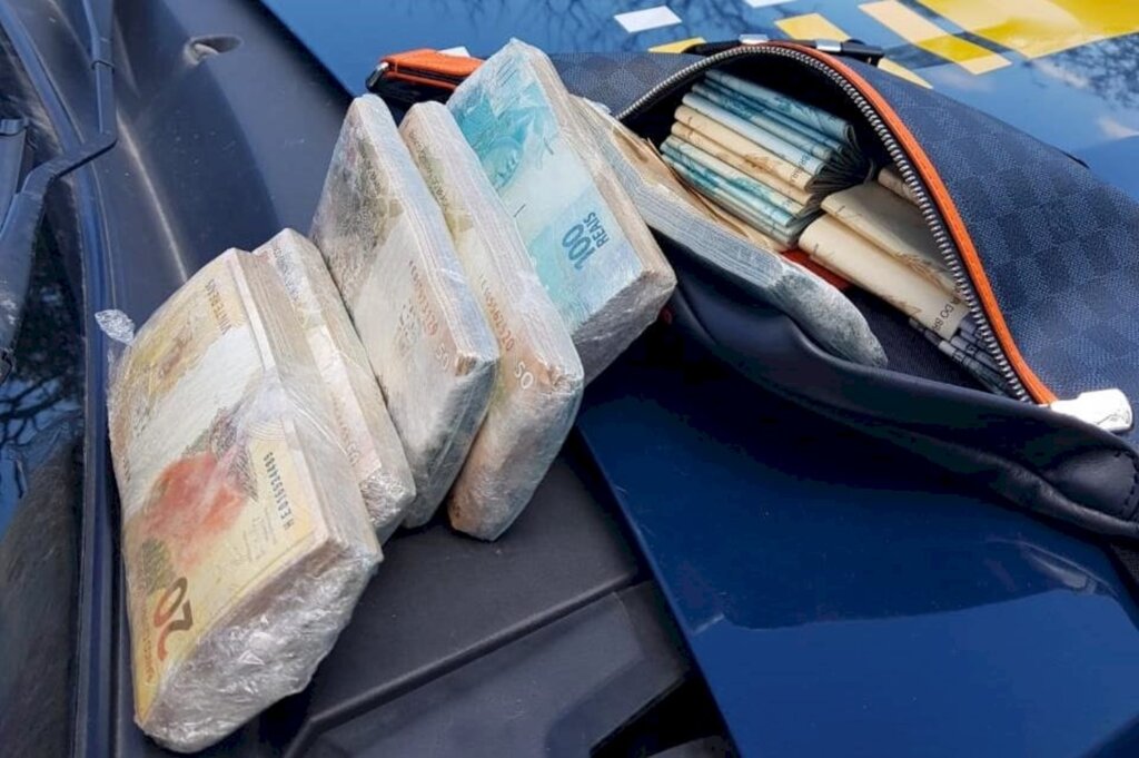 Dinheiro sem procedência é apreendido dentro de carro na BR-290