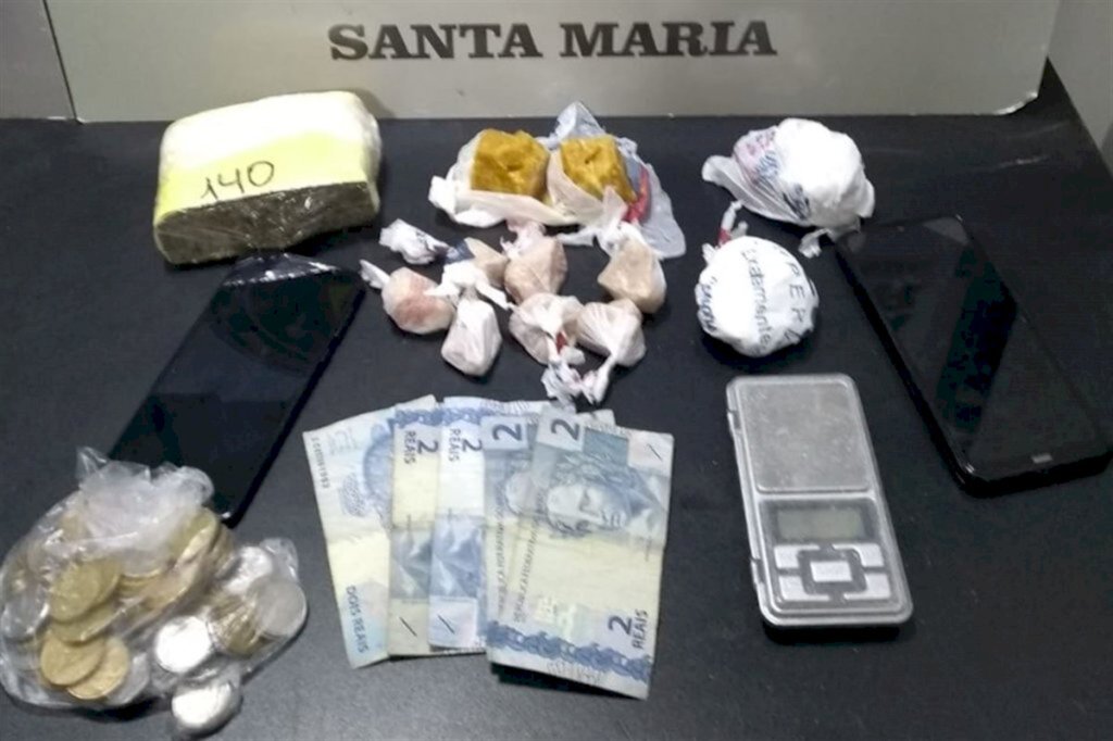 Quatro pessoas são flagradas com drogas após denúncia