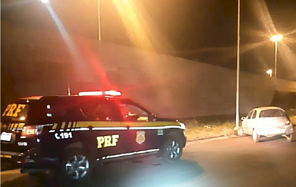 título imagem Motorista é preso por embriaguez depois de bater carro contra poste na BR-158