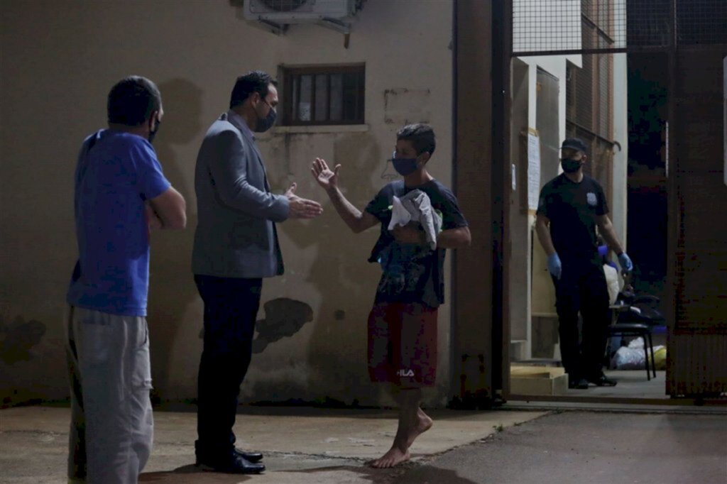 VÍDEO: jovem alega ter sido preso por engano e é solto após 8 dias na prisão