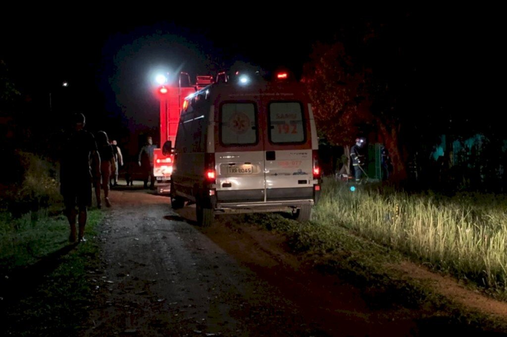 Bombeiros cortam grade de residência para socorrer morador de São Sepé