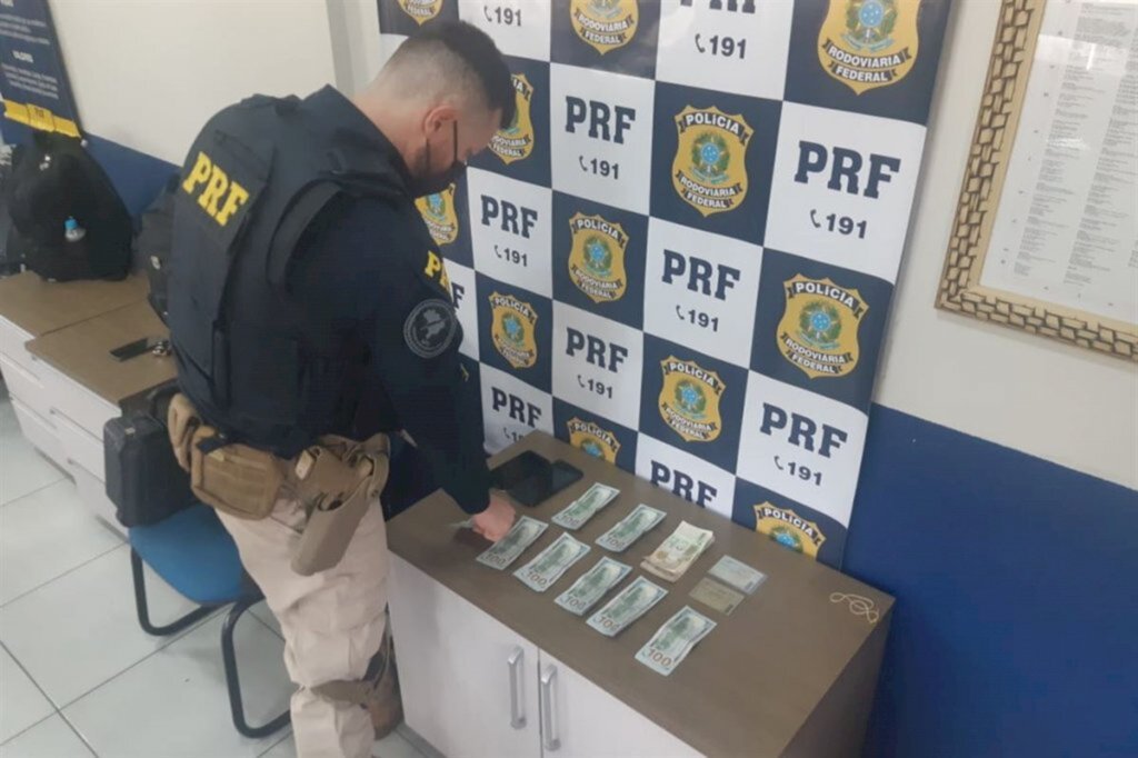 título imagem VÍDEOS: PRF aprende 24,5 mil dólares em Santiago e São Borja