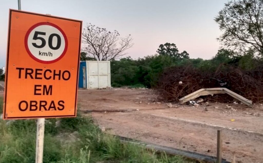 Motorista bate carro em desvio de obra na BR-158 e foge