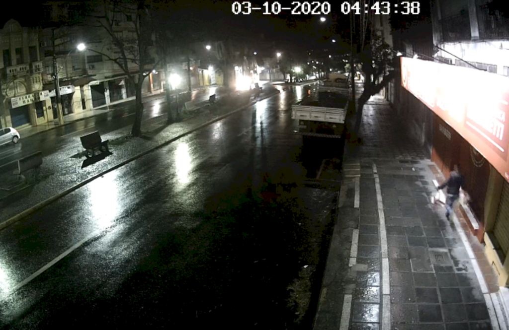 Homem é preso após arrombar e roubar itens de farmácia