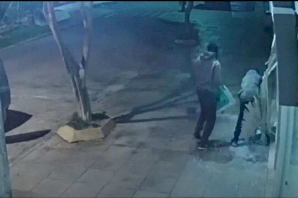 VÍDEO: dupla quebra vitrine e rouba joias em loja de Santiago