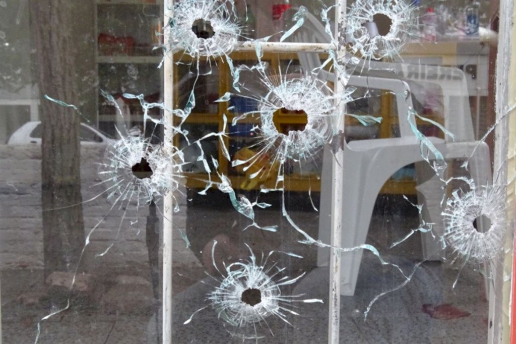 Dois homens morrem e outros dois ficam feridos após tiroteio em bar de Santiago