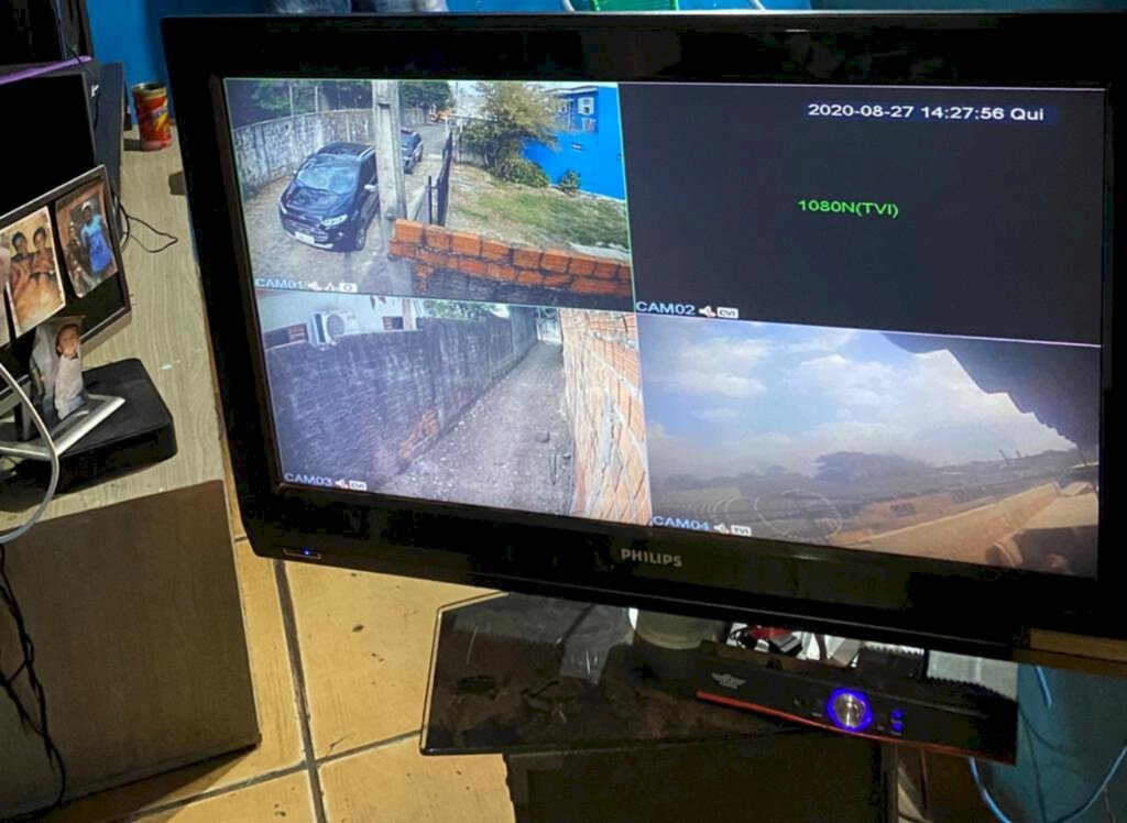 Padrasto e enteado são presos com armas e drogas em Santa Maria