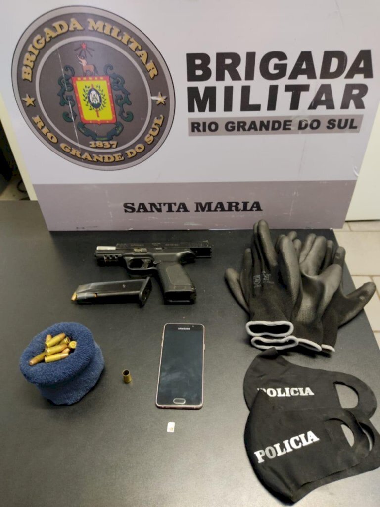 Trio é detido com veículo furtado e porte ilegal de arma de fogo