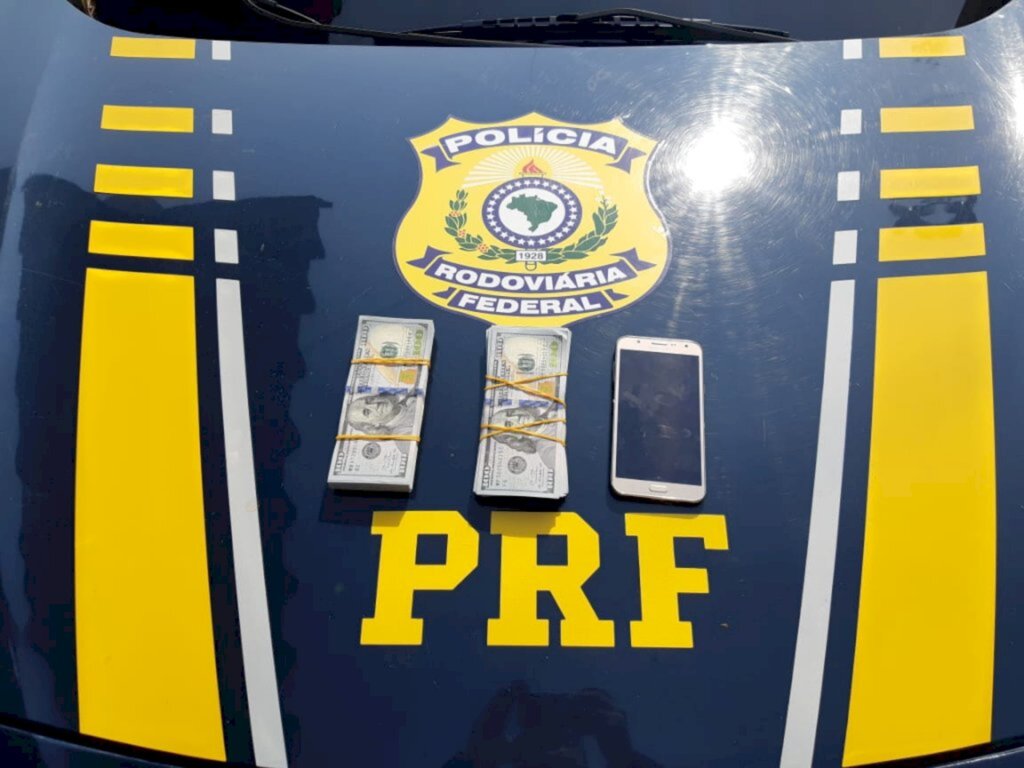 PRF encontra 20 mil dólares em casaco após vistoriar carro