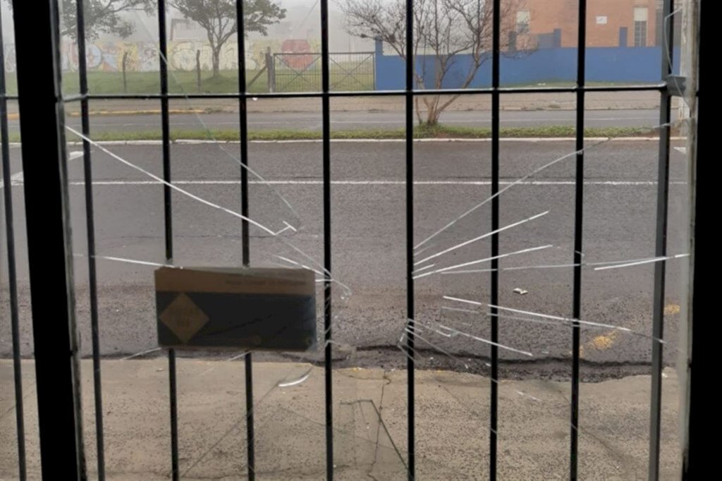 título imagem VÍDEO: em dois dias, loja de roupas é alvo de furto e vandalismo em Santa Maria