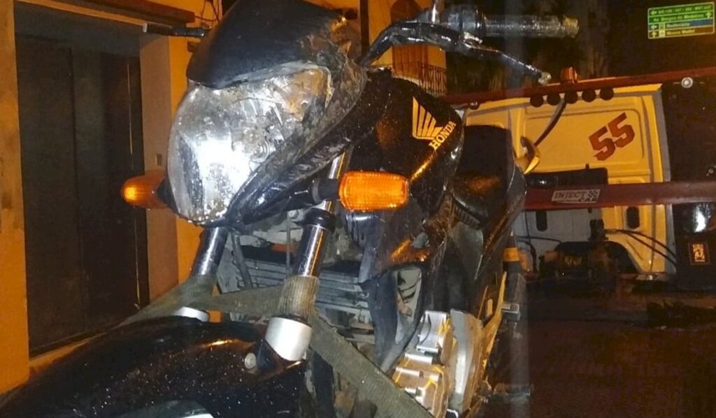 Depois de colidir contra viaduto, motociclista é preso por direção perigosa