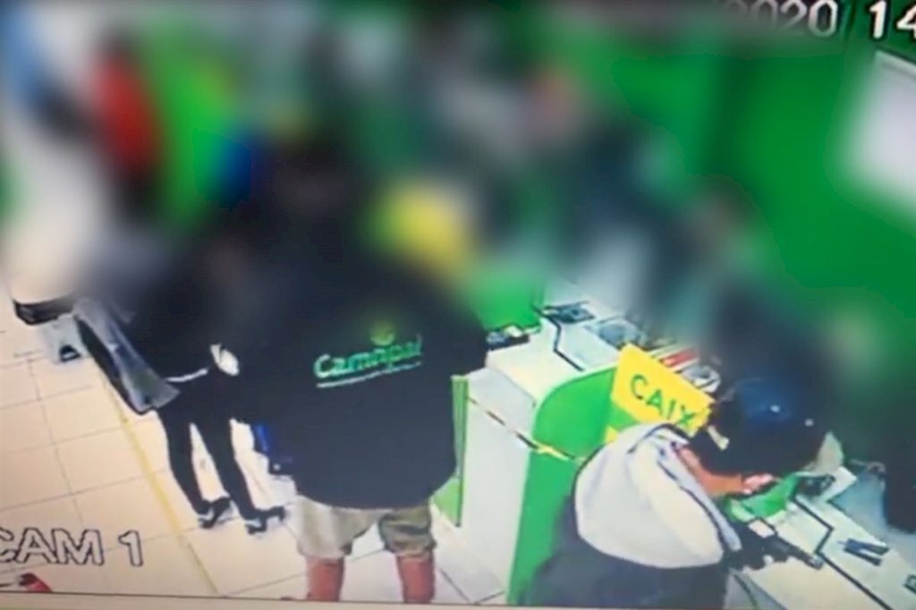 VÍDEO: homem rende funcionários de loja e foge com dinheiro em sacos plásticos