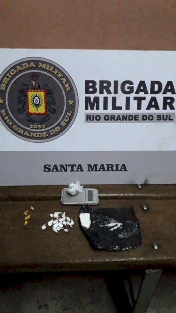 Foragido é detido com porções de cocaína, crack e maconha