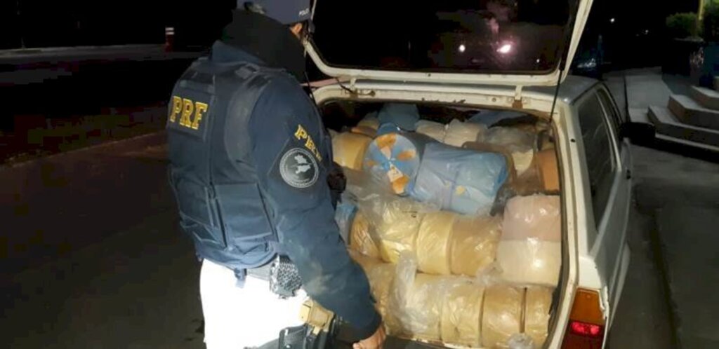 título imagem VÍDEO: PRF apreende carga com 60 garrafas de whisky e cerca de 750kg de queijo