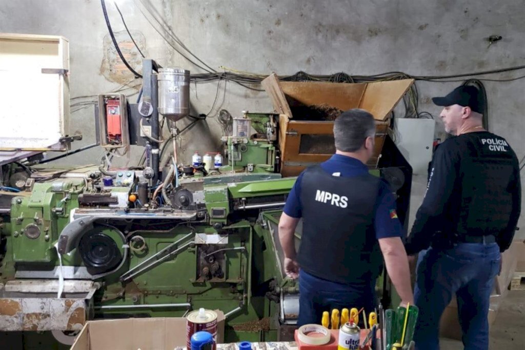 VÍDEOS: fábrica clandestina de cigarros é fechada, e 17 são presos em São Sepé