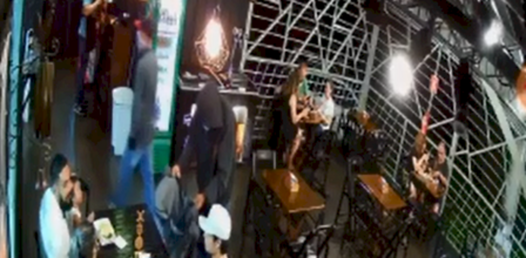 título imagem VÍDEO: hamburgueria é assaltada em avenida de Santa Maria