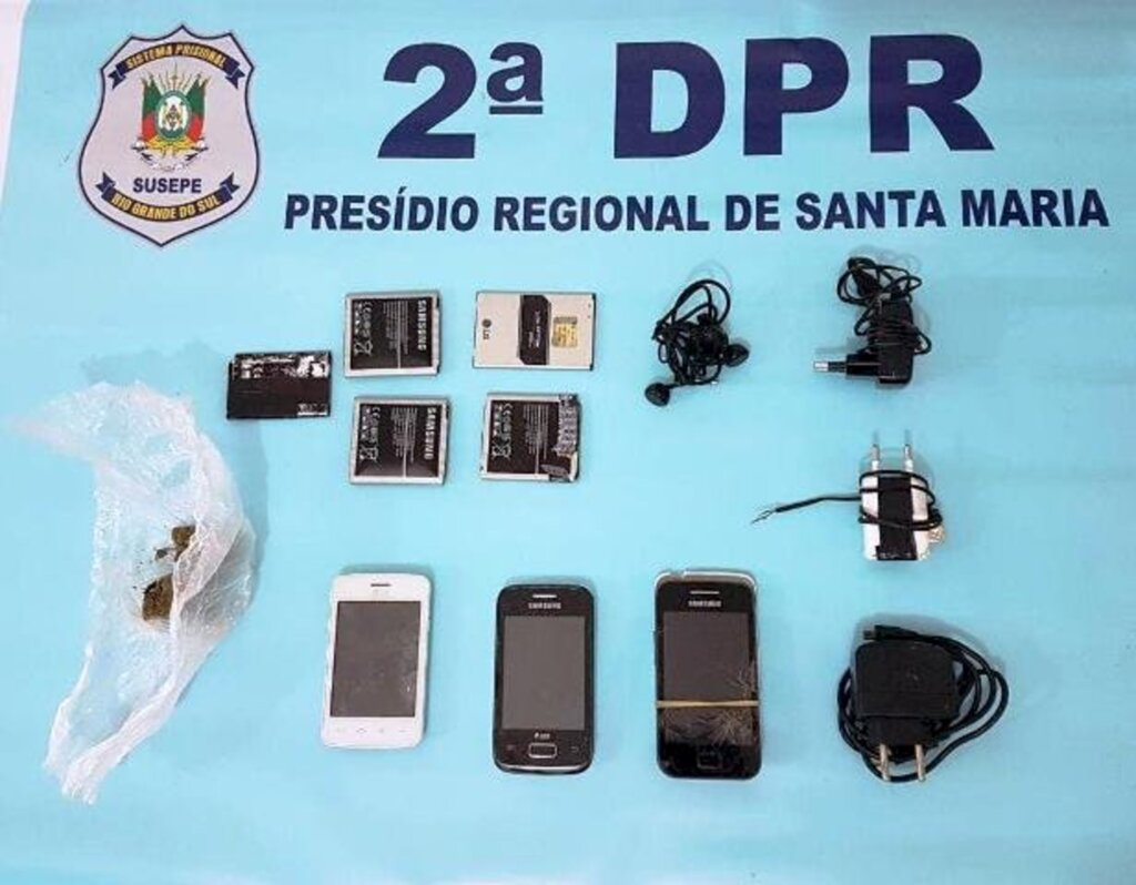 Agentes apreendem celulares no Presídio de Santa Maria