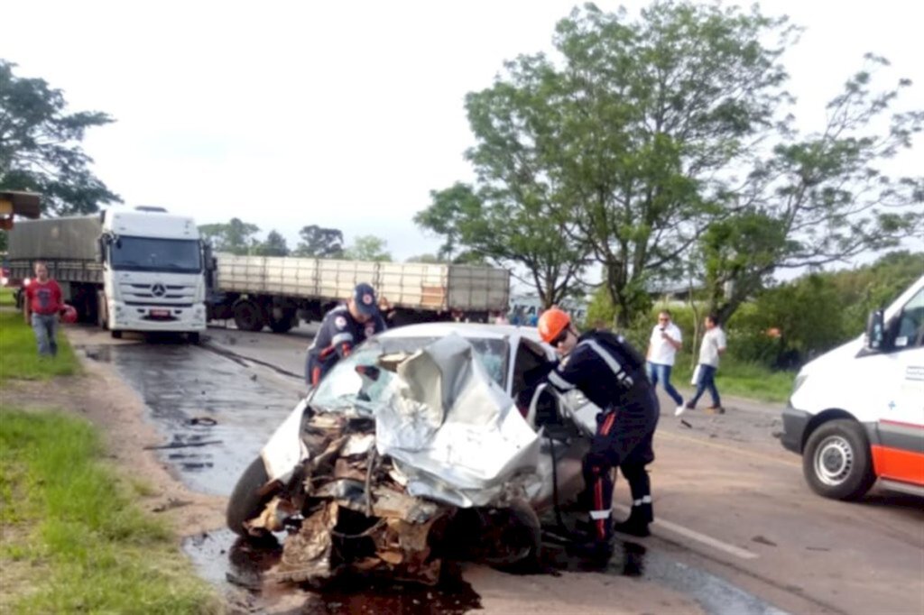 Dois ficam feridos em acidente com dois caminhões e um carro na BR-392