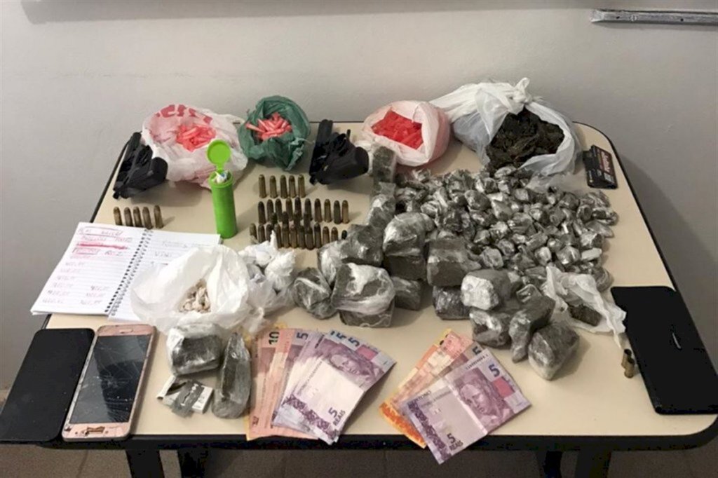 título imagem VÍDEO: quatro são presos por tráfico. Dois são investigados por assassinato