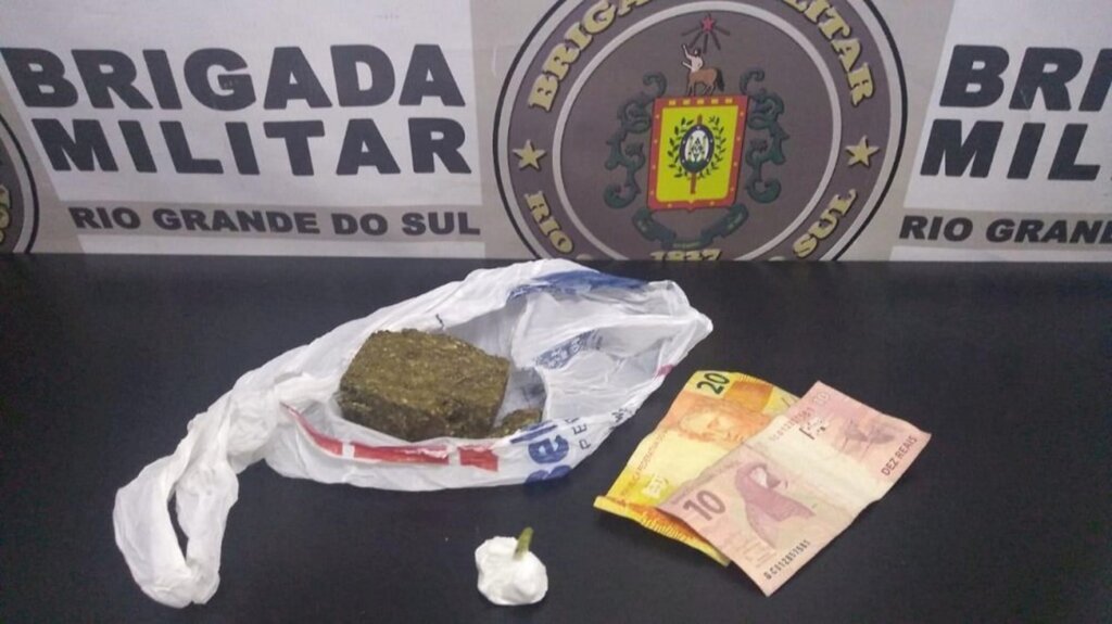 Jovem é detido com maconha e cocaína no Bairro Duque de Caxias