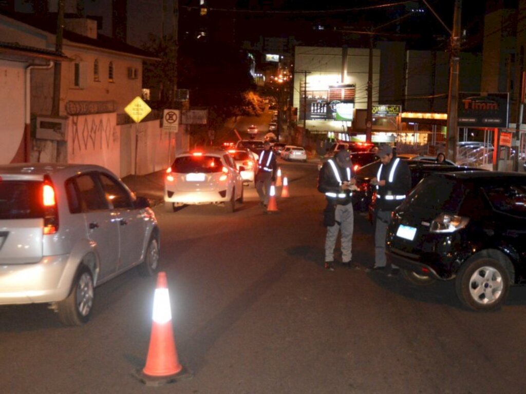 Quatro motoristas são autuados por dirigir sob efeito de álcool