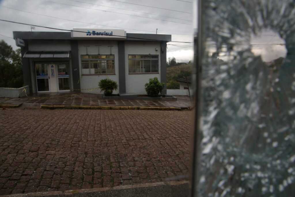 Preso um dos assaltantes a banco de Santana da Boa Vista