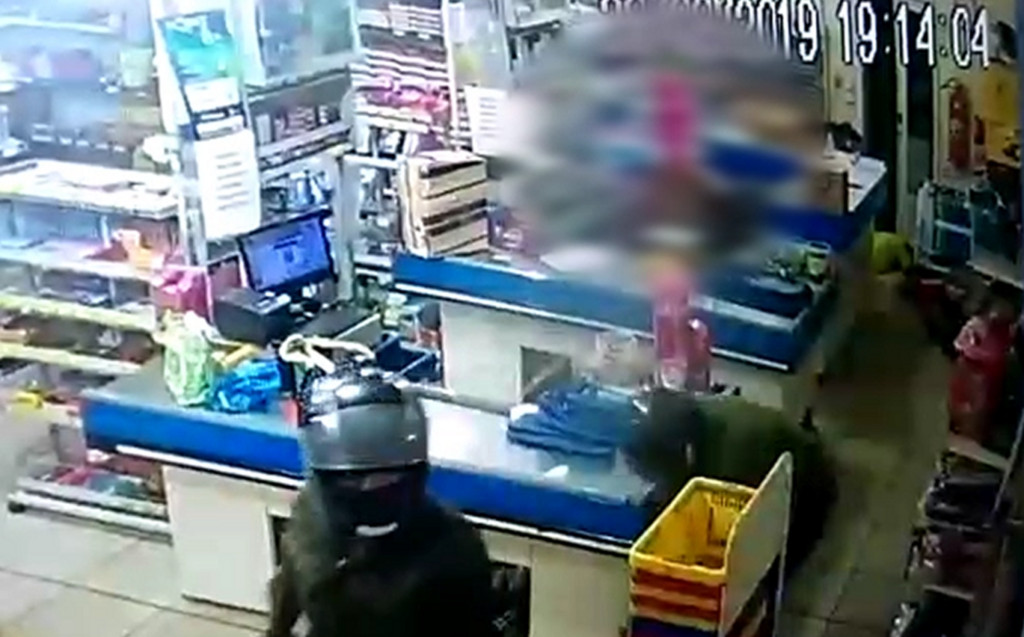 VÍDEO: dupla armada assalta mercado no interior de Júlio de Castilhos