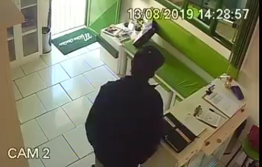 VÍDEO: homem furta em clínica veterinária após levar cachorra para consulta