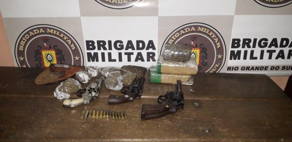 Dois são detidos com armas e drogas em Santa Maria