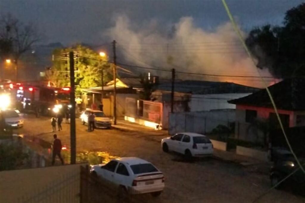 Casa pega fogo no Bairro Duque de Caxias