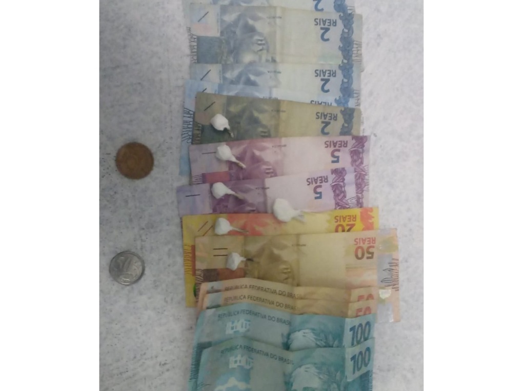 Jovem é preso em flagrante com porções de droga e dinheiro em São Francisco de Assis