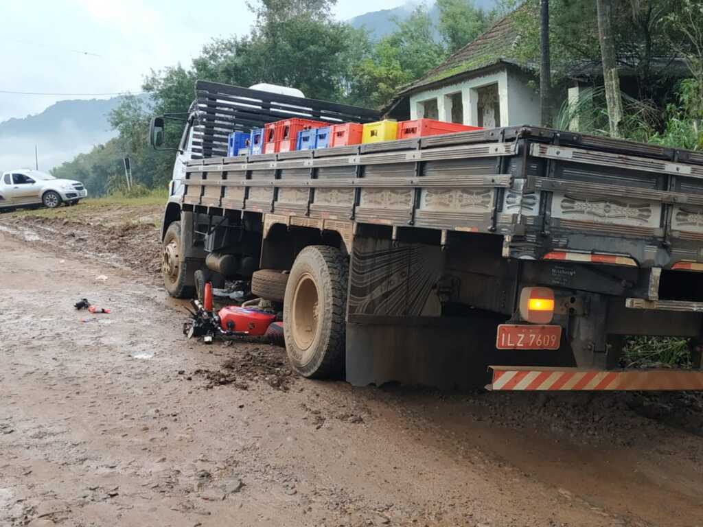 Criança que pilotava moto bate em caminhão no interior de Agudo