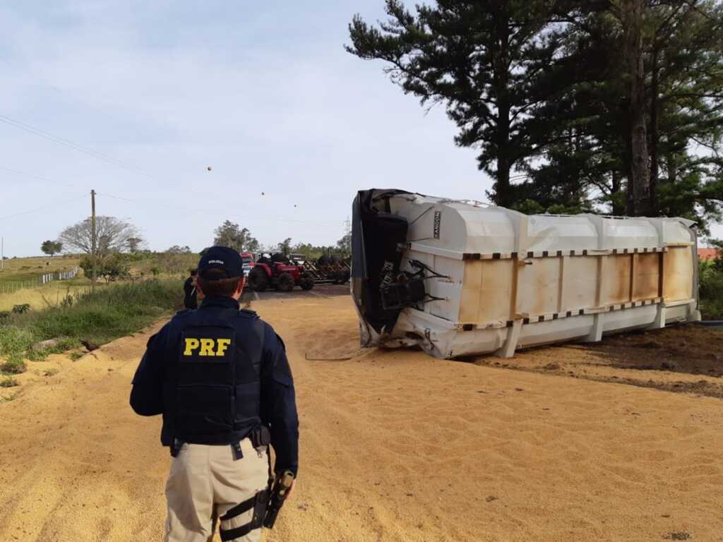 Reboque tomba na BR-287 entre Jaguari e Santiago